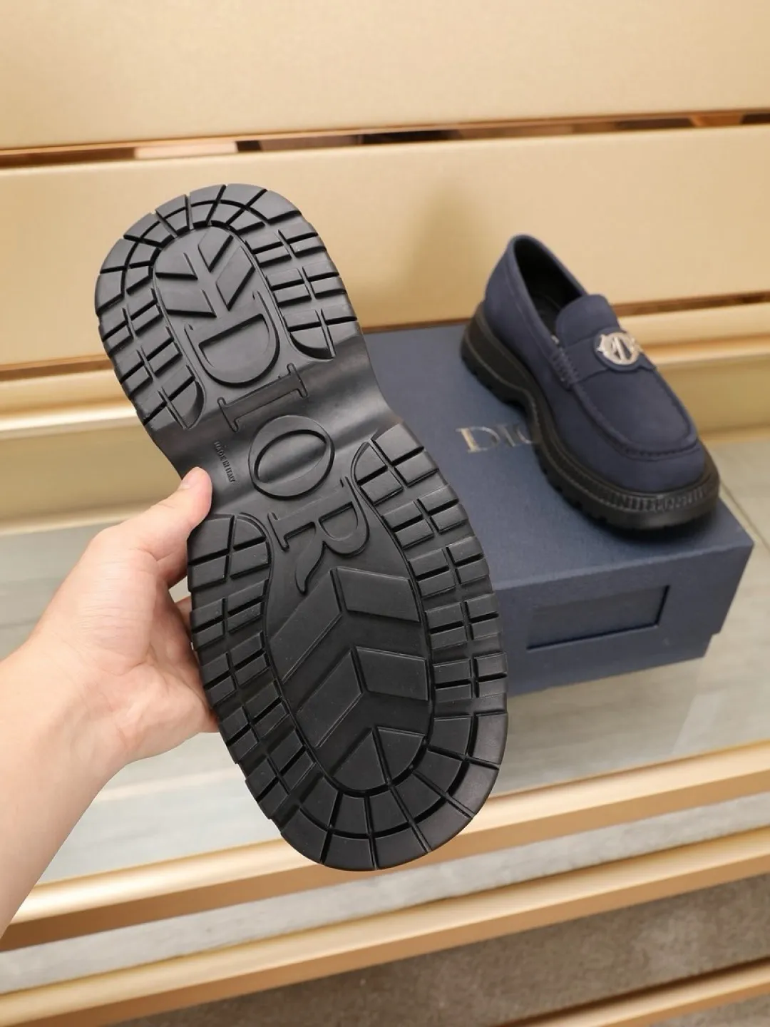 Factory P500💰dior 🆕Men's classic loafers, which combine classic shoe styles with retro California style. Slipper style design, easy to put on and take off. Crafted from top-grain cowhide leather, they feature a rubber lugged sole and the DIO* AND SHAWN signature in brass and enamel. Wear it with casual clothing or a suit. Size: 38-44 (45.46 customized